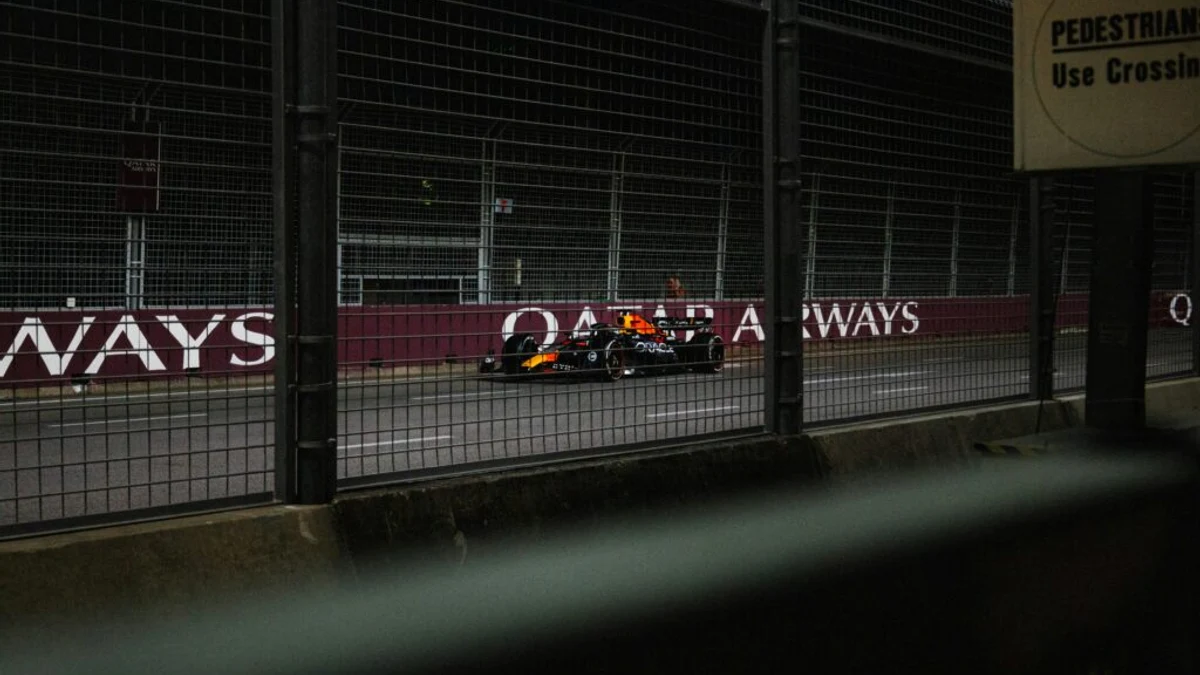 Formel 1-bil på upplyst bana under ett kvällslopp