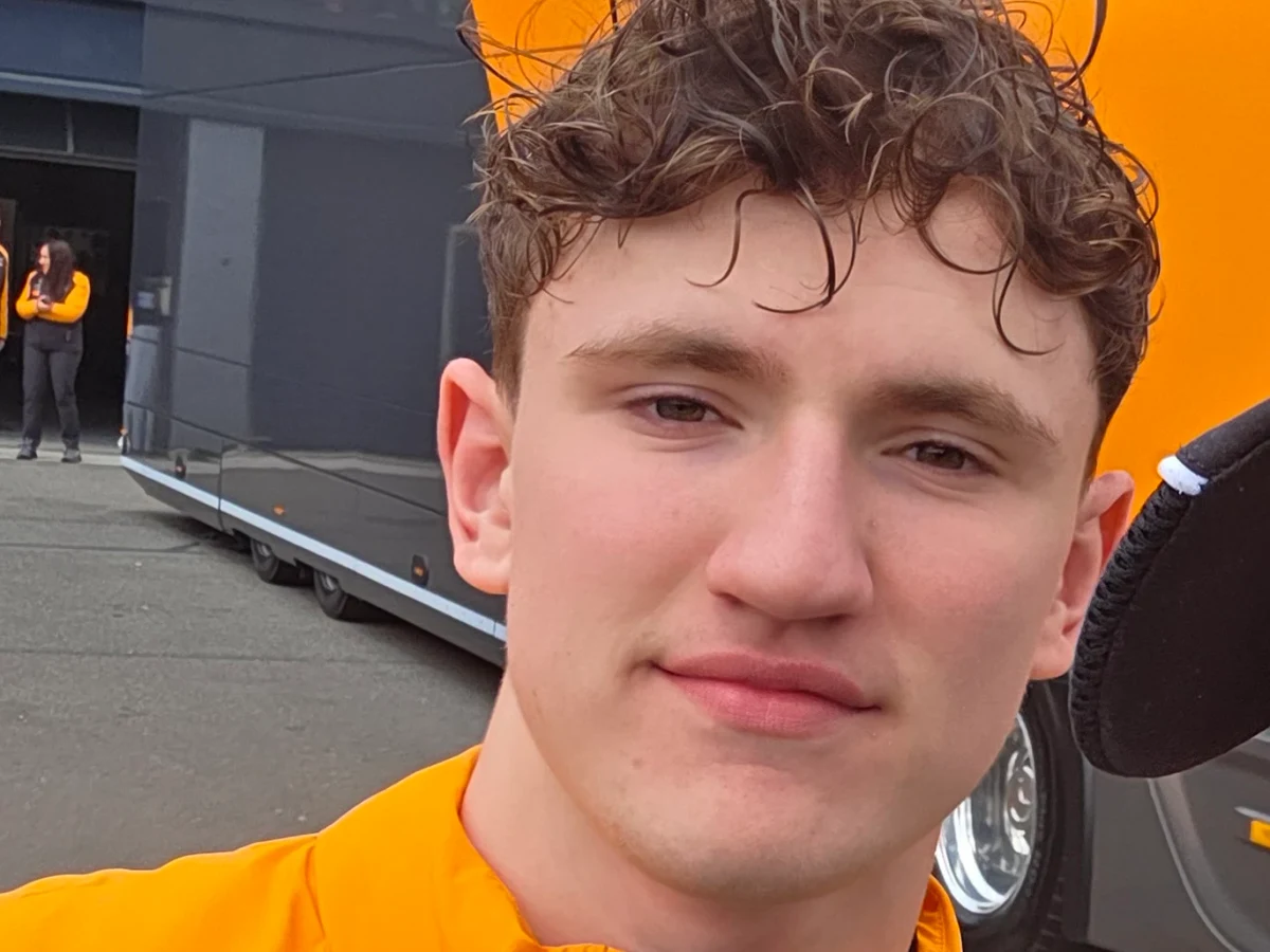 Alex Dunne, irländsk racerförare, i motorsportmiljö på Örebro Race Day