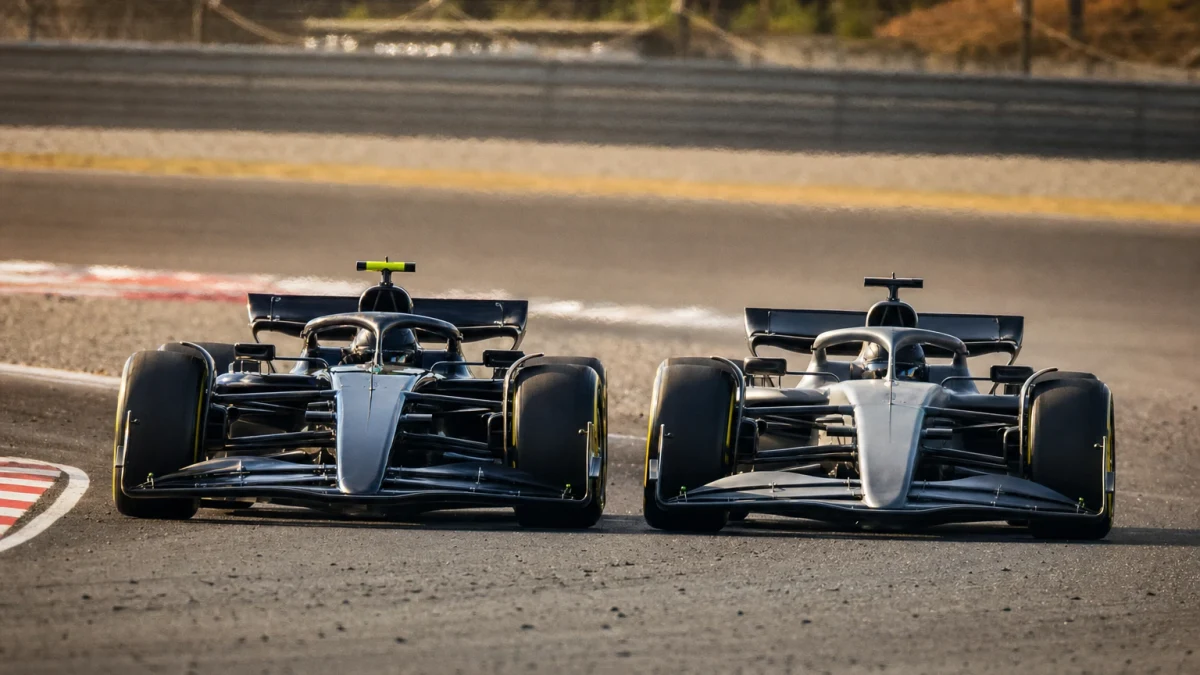 Två formelbilar i duell som illustrerar F1-säsongen 2021