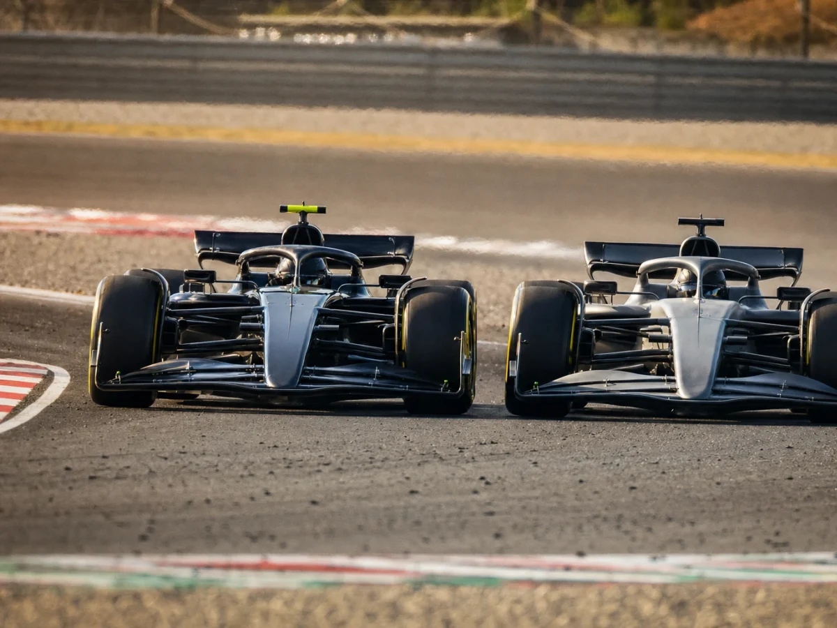 Illustration: två formelbilar i duell som illustrerar F1-säsongen 2021