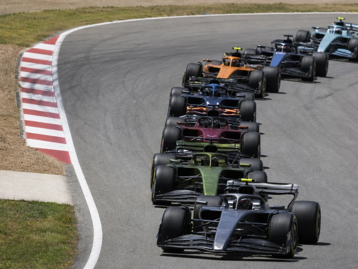 Formelbilar i strid som illustrerar F1-säsongen 2024
