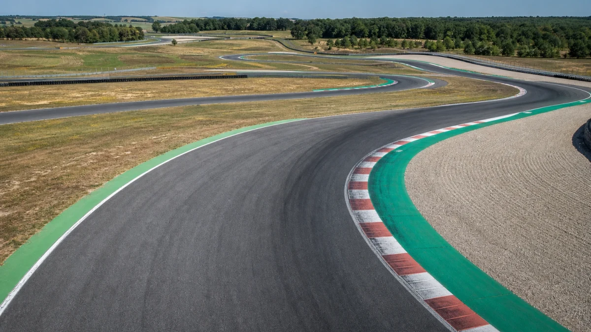 Flygbild över en Formel 1-bana med kurvor och rakor