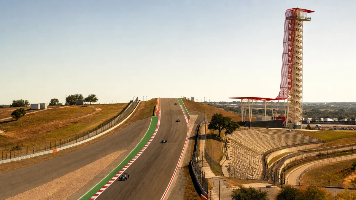 Flygvy över Circuit of the Americas med den branta första kurvan och depåbyggnaden