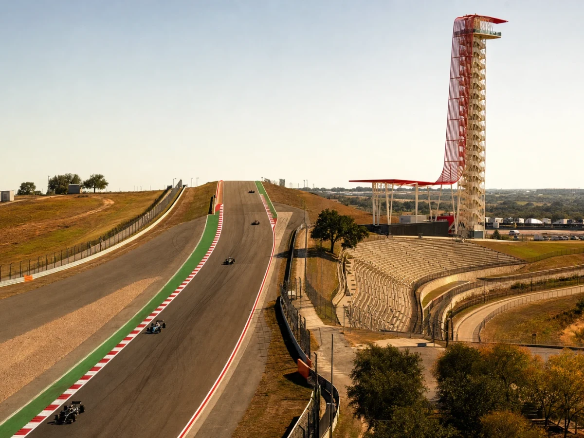 Flygvy över Circuit of the Americas med den branta första kurvan och depåbyggnaden