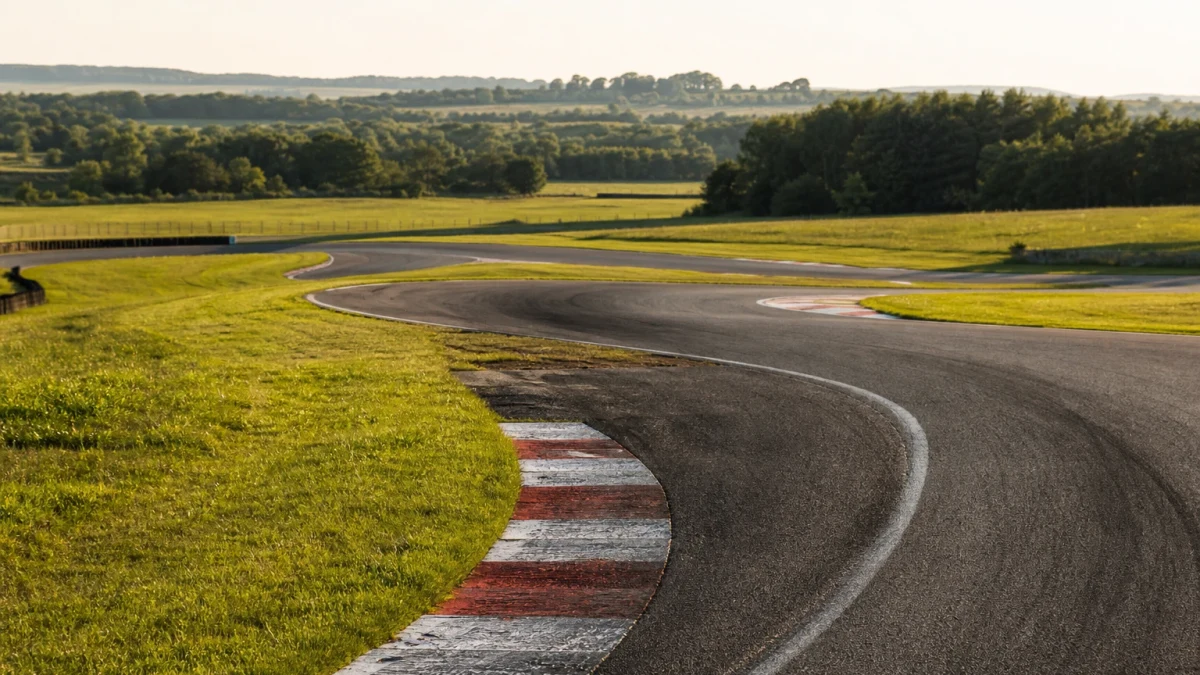 Flygbild över Silverstone-banan med depåbyggnad och läktare