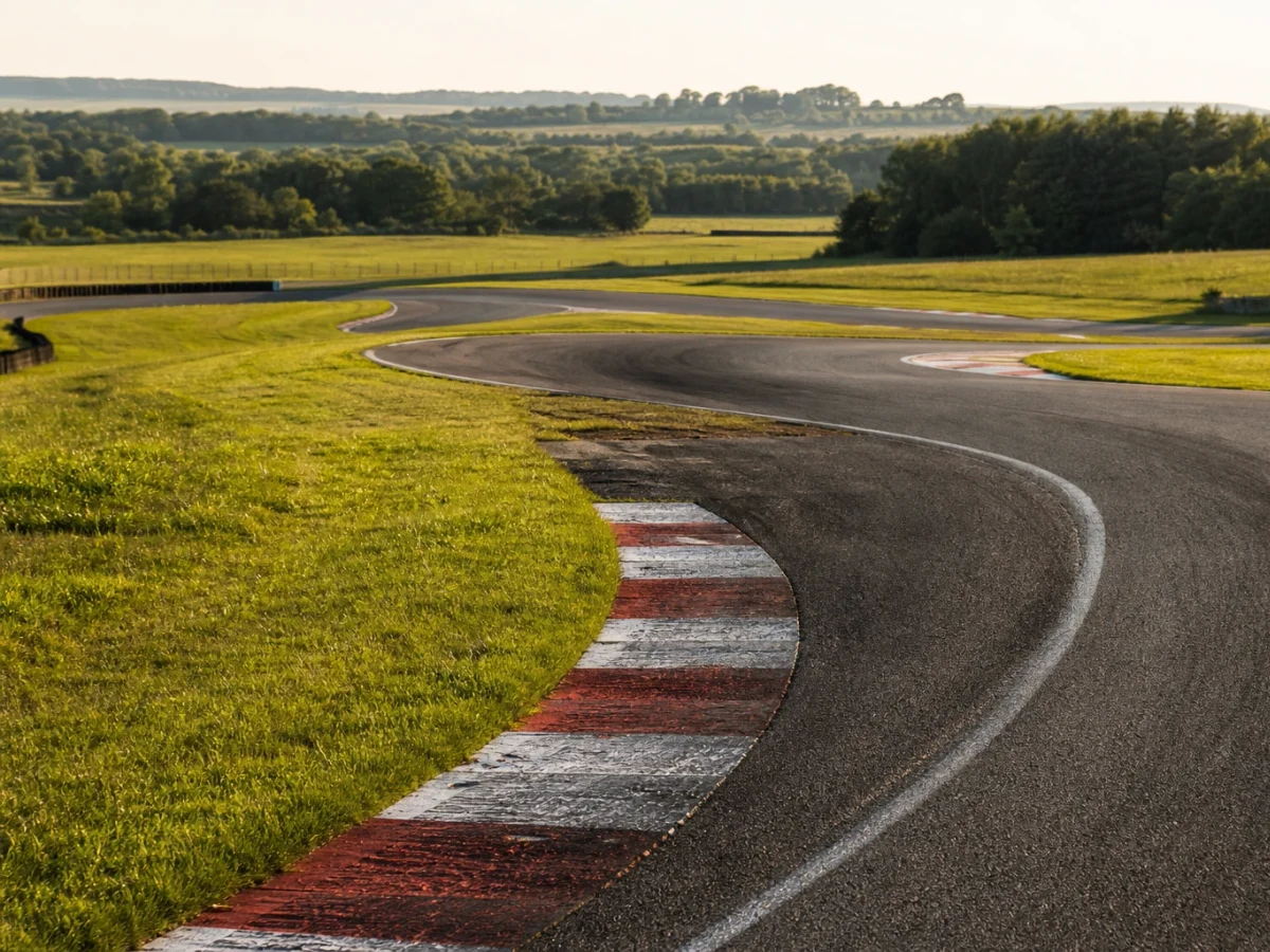 Flygbild över Silverstone-banan med depåbyggnad och läktare