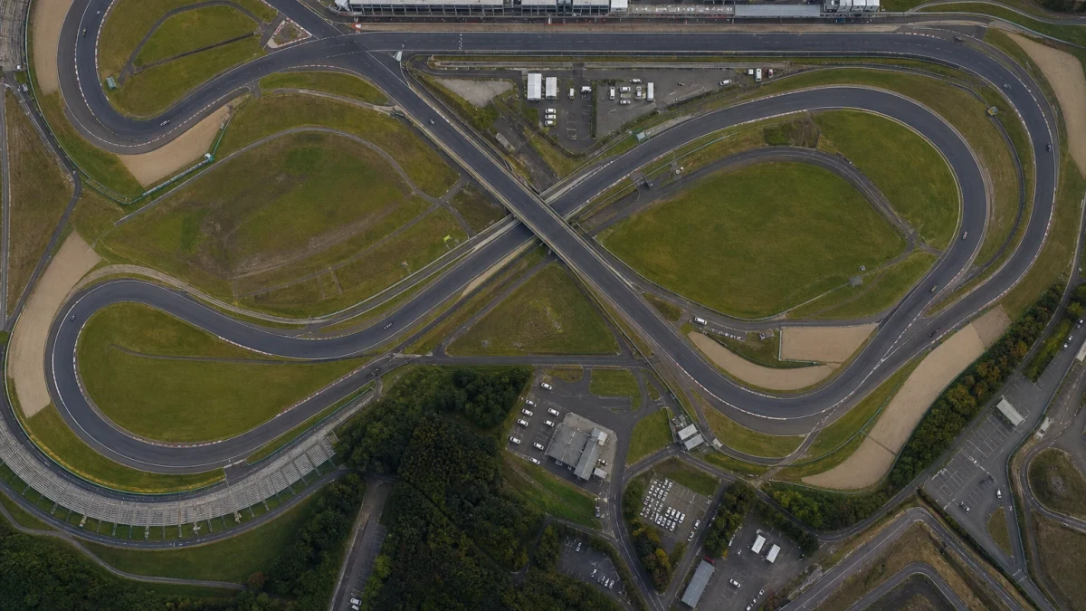 Flygbild över Suzuka-banan med den korsande överfarten och läktare