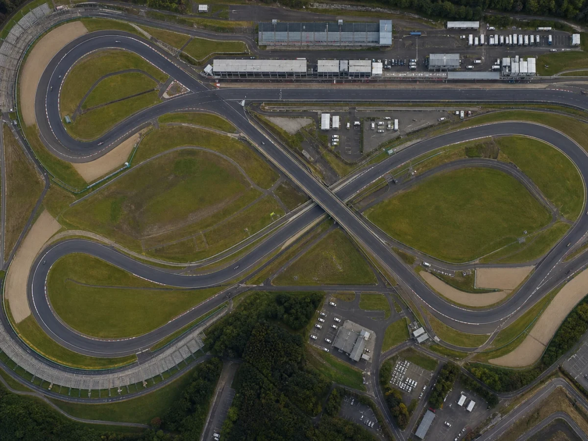 Flygbild över Suzuka-banan med den korsande överfarten och läktare