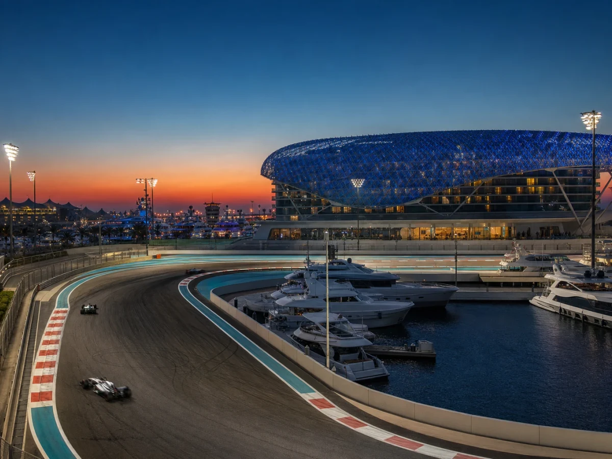 Yas Marina Circuit i Abu Dhabi upplyst under kvällslopp