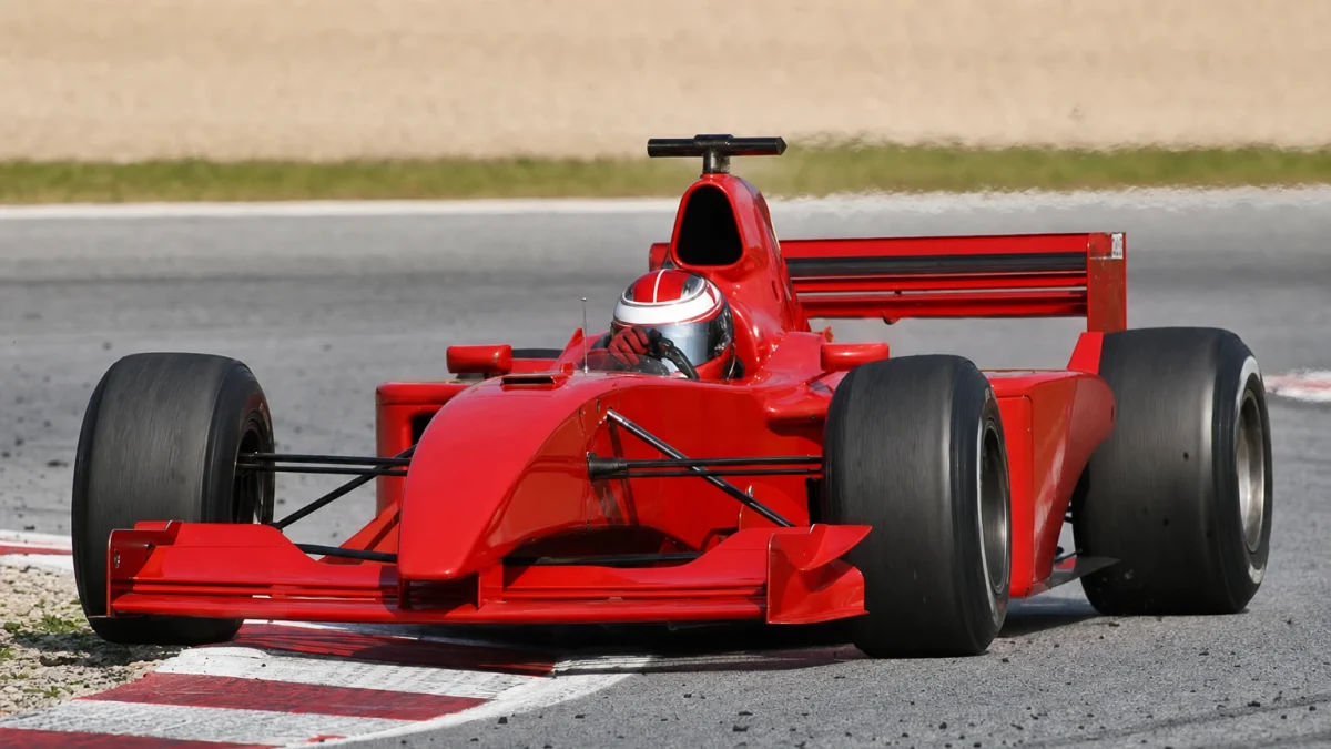 En röd Formel 1-bil från Ferrari på banan i mitten av 2000-talet.