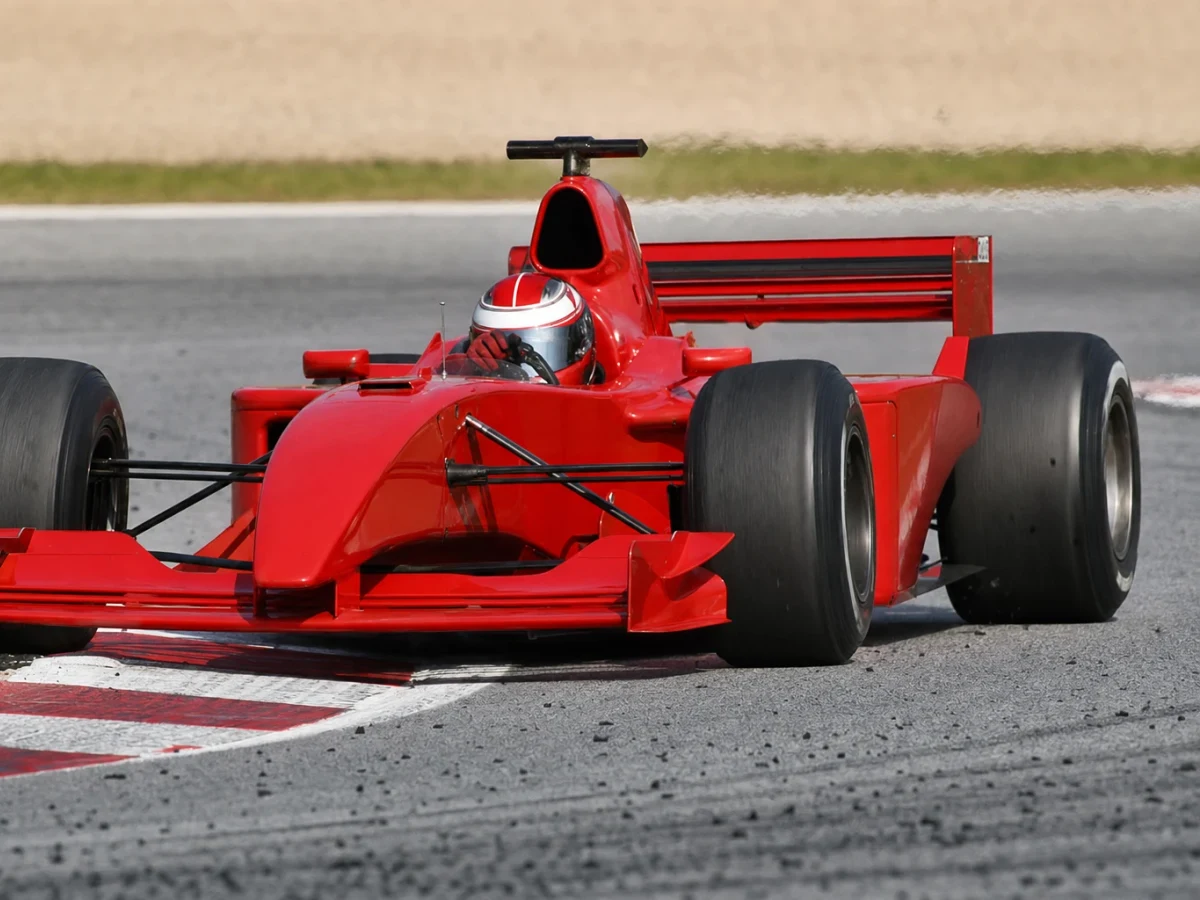 En röd Formel 1-bil från Ferrari på banan i mitten av 2000-talet.