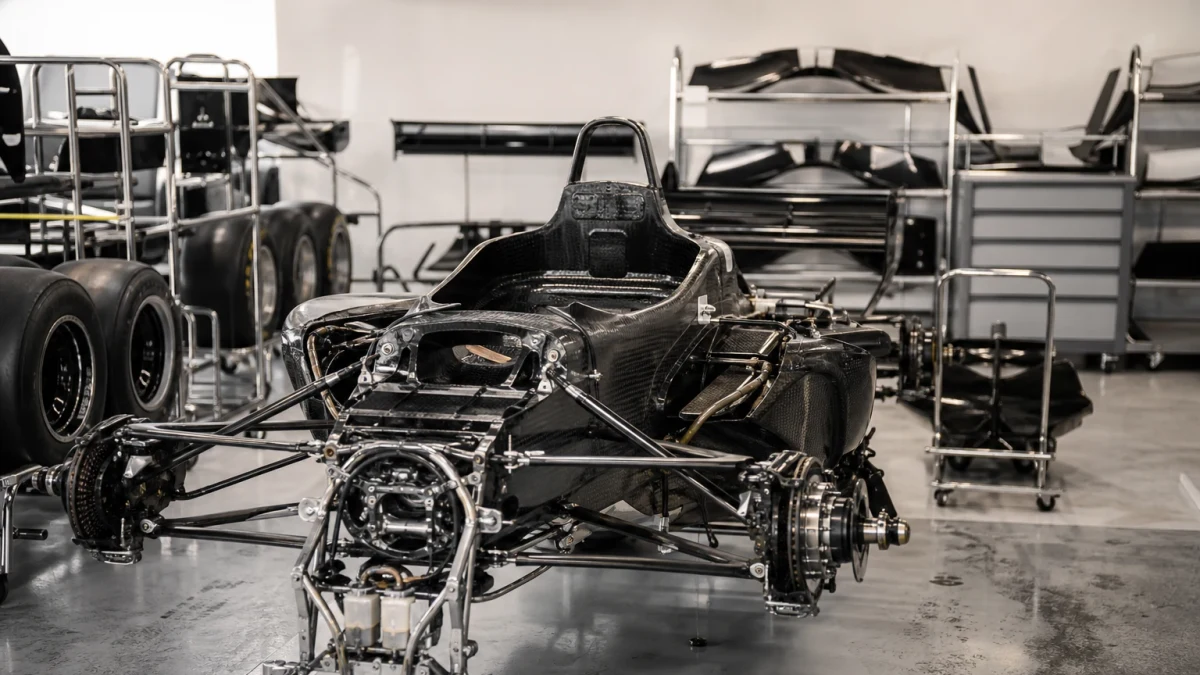 F1-bil i depåmiljö som illustrerar kostnaden för en Formel 1-bil