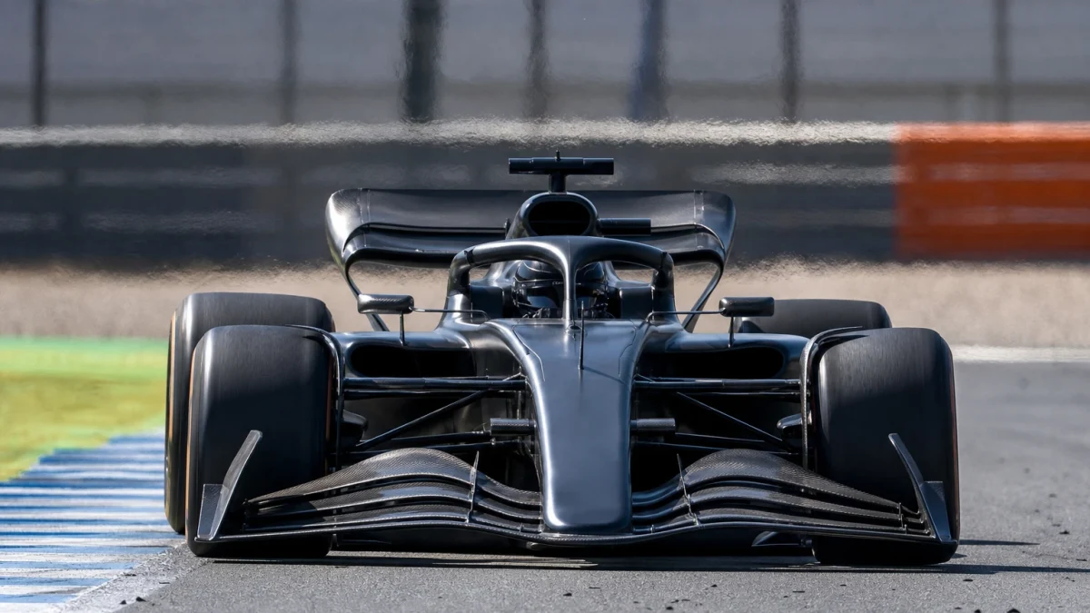 F1-bil på banan som illustrerar en Formel 1-bils vikt