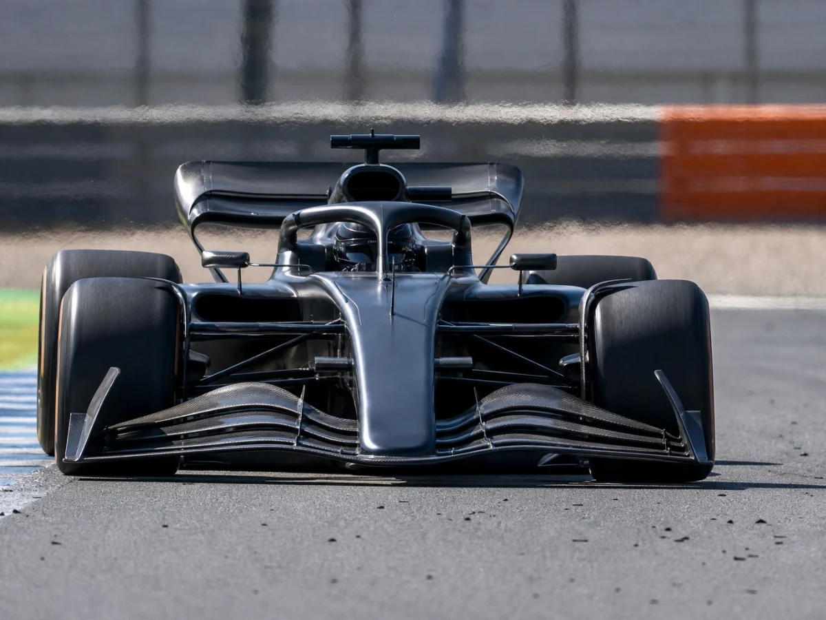 F1-bil på banan som illustrerar en Formel 1-bils vikt