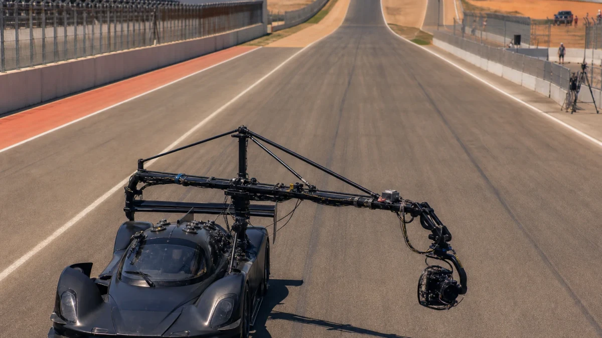 Fiktiv racerbil i en filmscen från en Formel 1-miljö