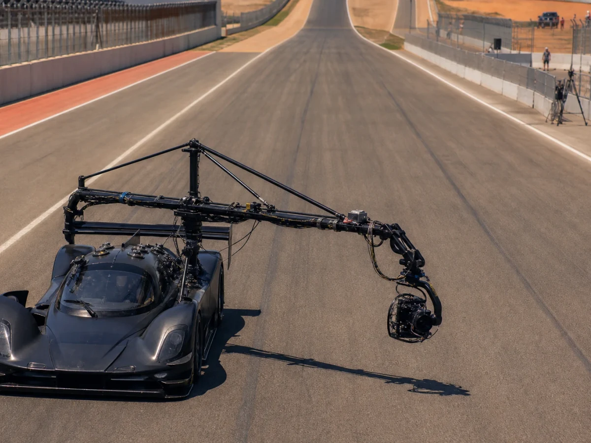 Fiktiv racerbil i en filmscen från en Formel 1-miljö