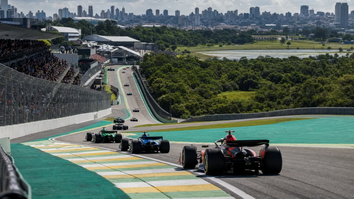 Formel 1-bilar i Senna S-kurvorna på Interlagosbanan i São Paulo
