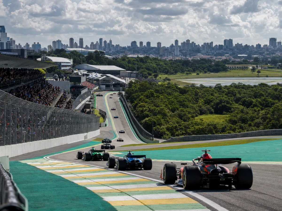 Illustration: formel 1-bilar i Senna S-kurvorna på Interlagosbanan i São Paulo