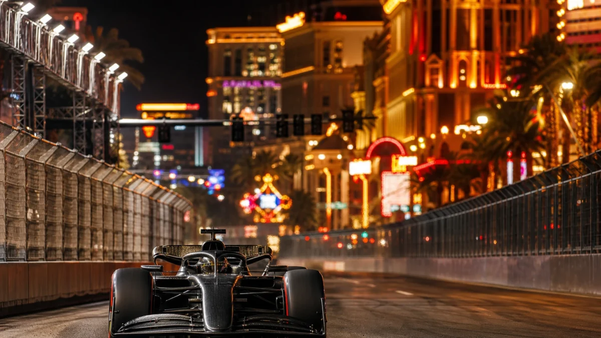 F1-bil på en upplyst gatubana med neonljus, illustrerar Las Vegas Grand Prix