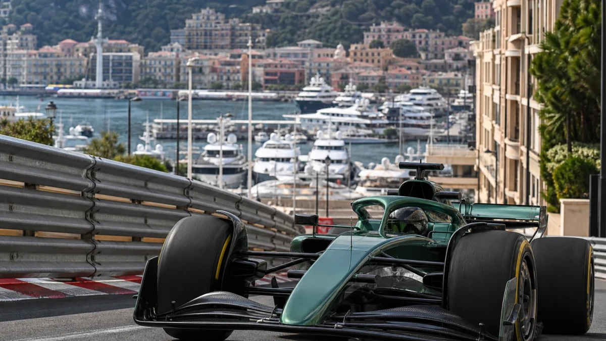 F1-bil på Monacos gata med hamnen och husfasader i bakgrunden