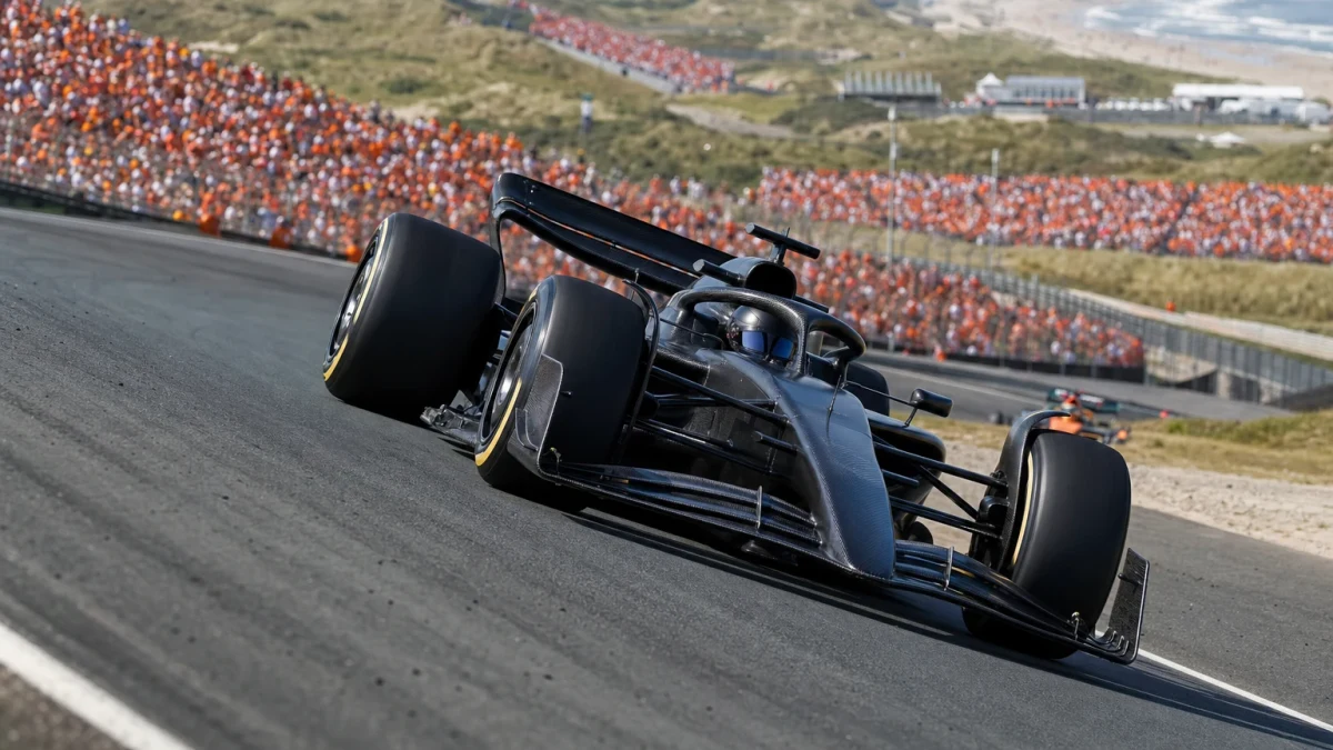 F1-bil i en doserad kurva på Circuit Zandvoort under Nederländernas Grand Prix