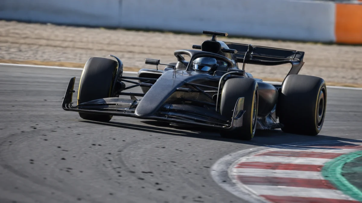 F1-bil i en långdragen högerkurva på Circuit de Barcelona-Catalunya