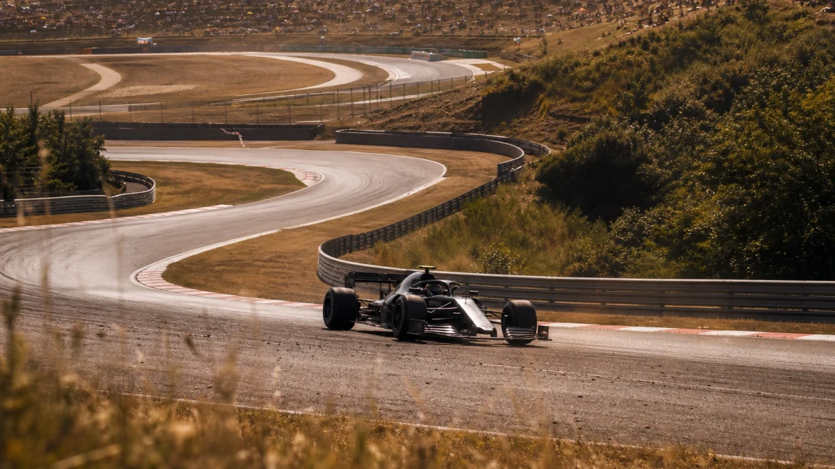 F1-bil i en av de slingriga kurvorna på Hungaroring utanför Budapest