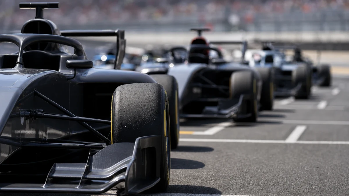 F1-bilar genom en kurva under ett Grand Prix