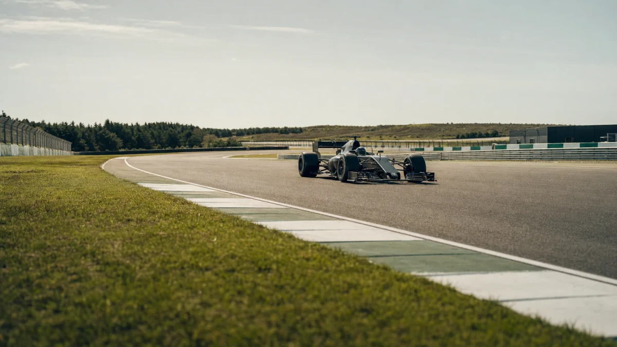 En F1-bil under en testkörning på en solig bana