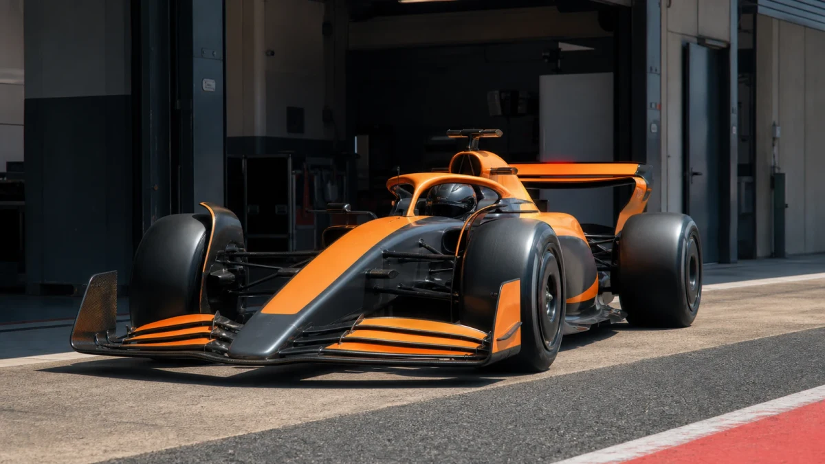 En orange F1-bil i depån under en träning