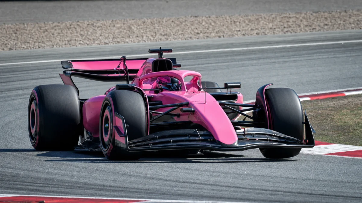 En rosafärgad Formel 1-bil på banan under en träning.