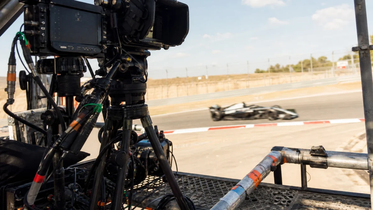 Tv-skärm som visar en pågående Formel 1-sändning