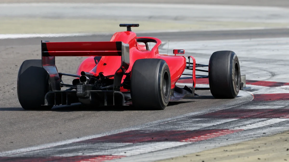 Ferrari SF-24, den röda Formel 1-bilen från 2024-säsongen, på en racingbana