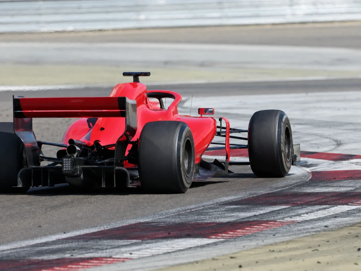 Ferrari SF-24, den röda Formel 1-bilen från 2024-säsongen, på en racingbana