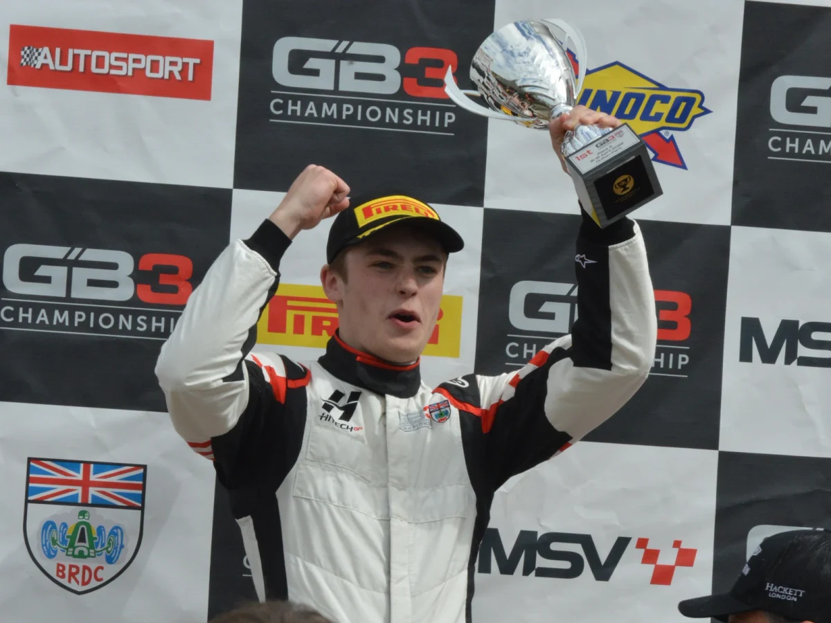Luke Browning, brittisk racerförare i Williams förarakademi, i motorsportmiljö