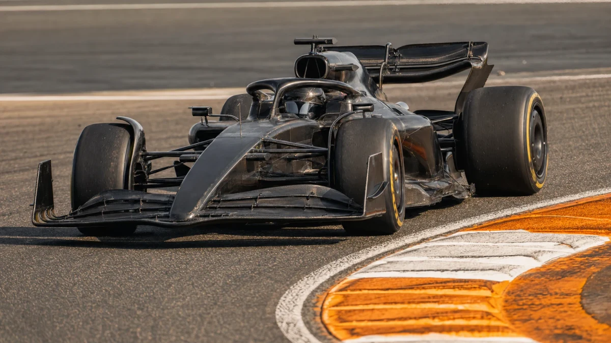 Mercedes W11, den svarta Formel 1-bilen från 2020-säsongen, på banan