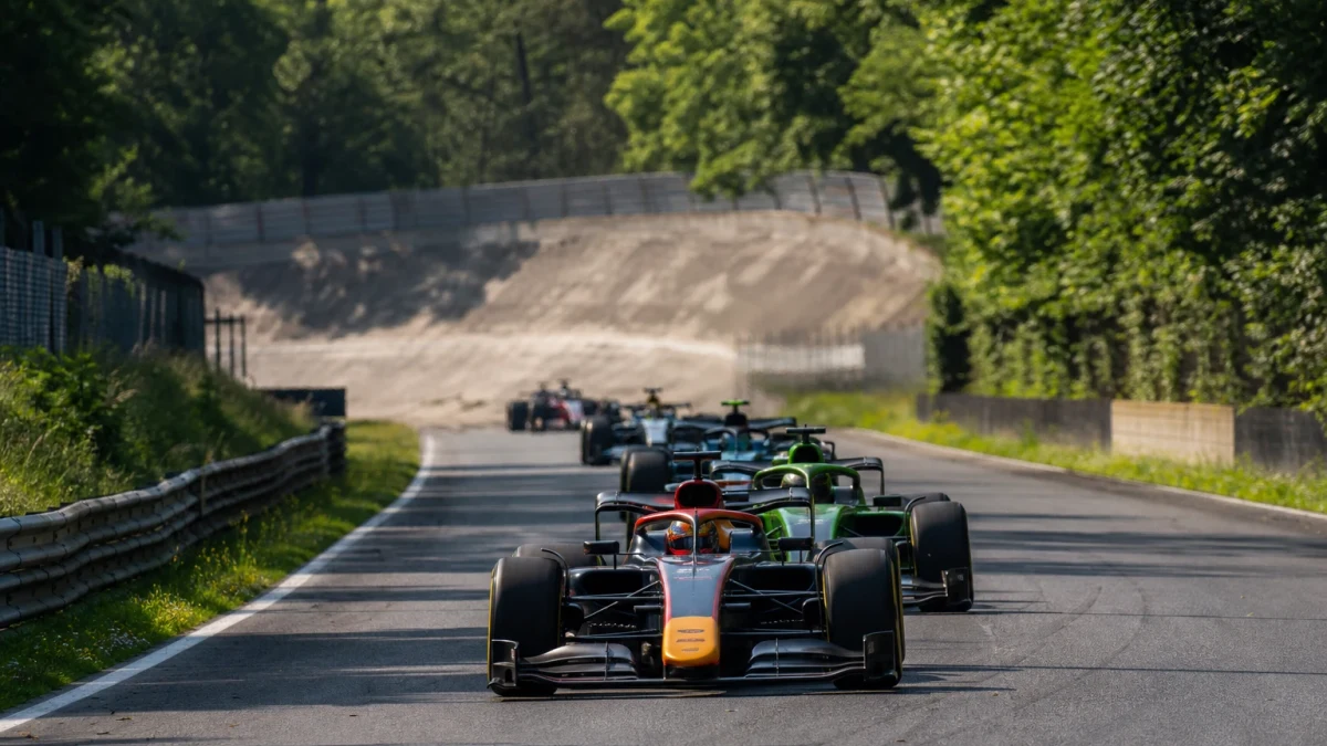 Formel 1-bilar på den långa rakan vid Autodromo Nazionale Monza