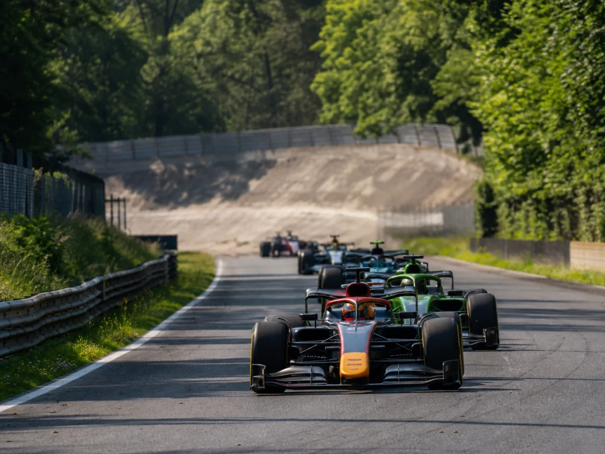 Formel 1-bilar på den långa rakan vid Autodromo Nazionale Monza