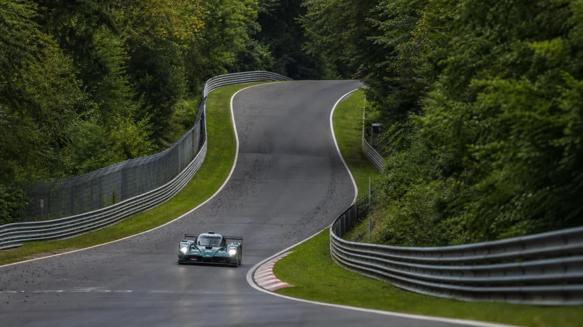 Racerbil på den slingrande Nordschleife-banan vid Nürburgring i Tyskland