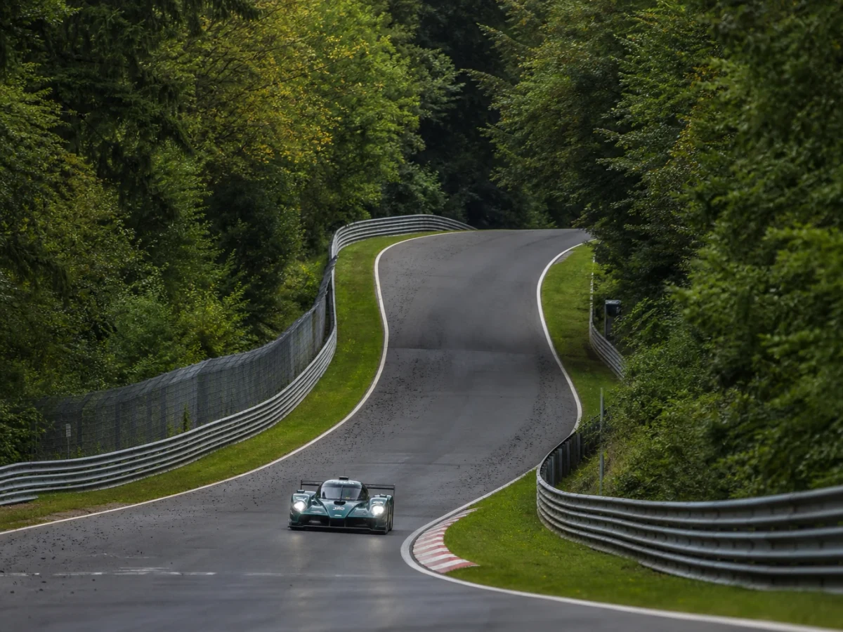 Racerbil på den slingrande Nordschleife-banan vid Nürburgring i Tyskland