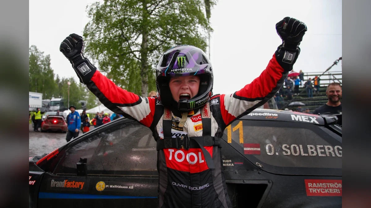 Oliver Solberg i förardräkt i Arvika 2017