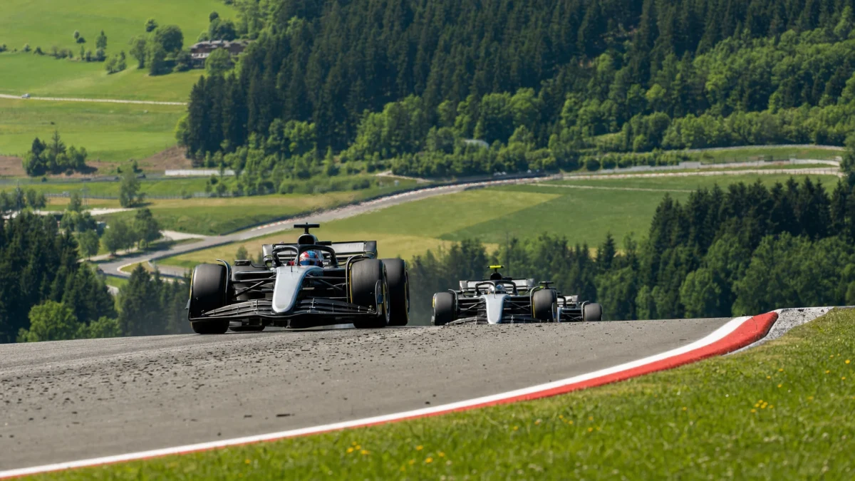 Formel 1-bilar på Red Bull Ring i Spielberg med gröna kullar i bakgrunden