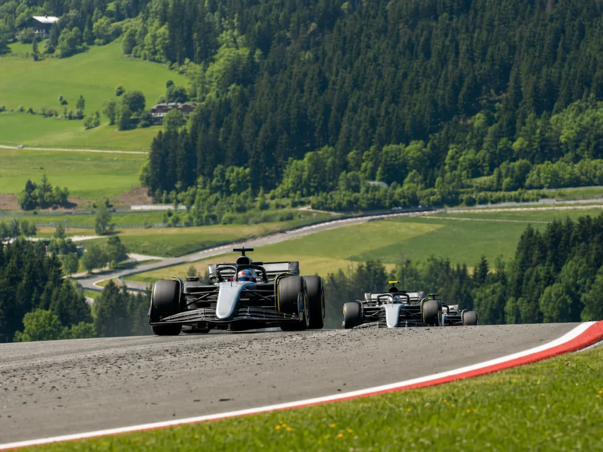 Formel 1-bilar på Red Bull Ring i Spielberg med gröna kullar i bakgrunden