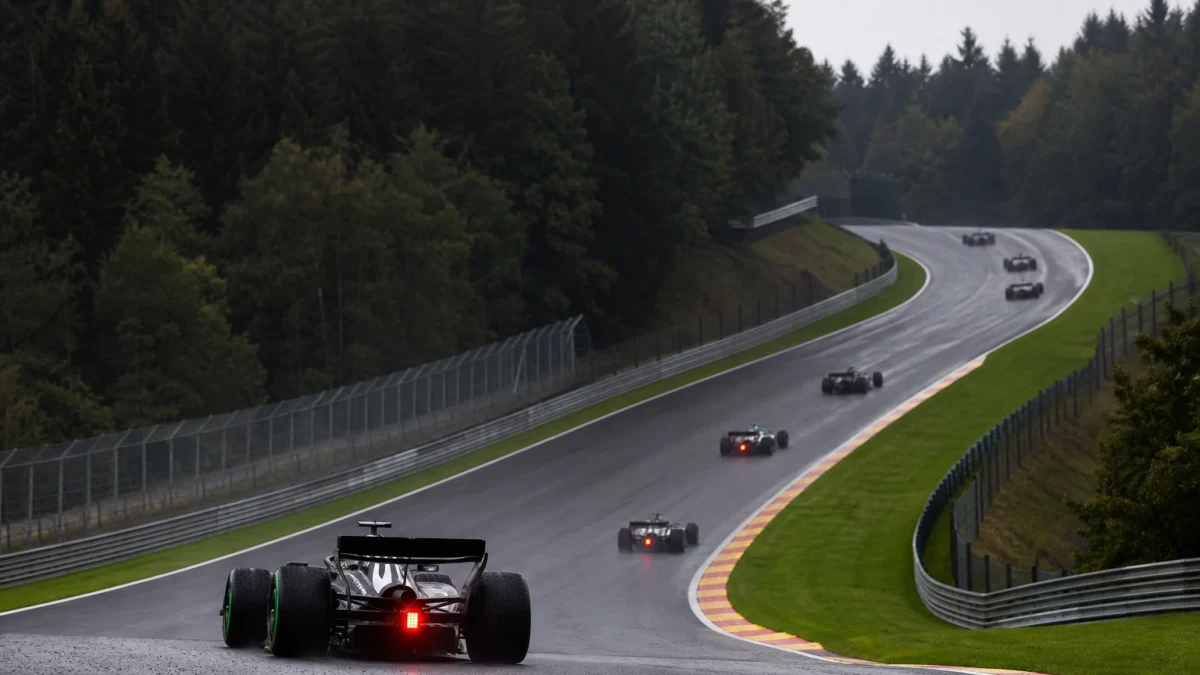 Formel 1-bilar genom Eau Rouge på Circuit de Spa-Francorchamps
