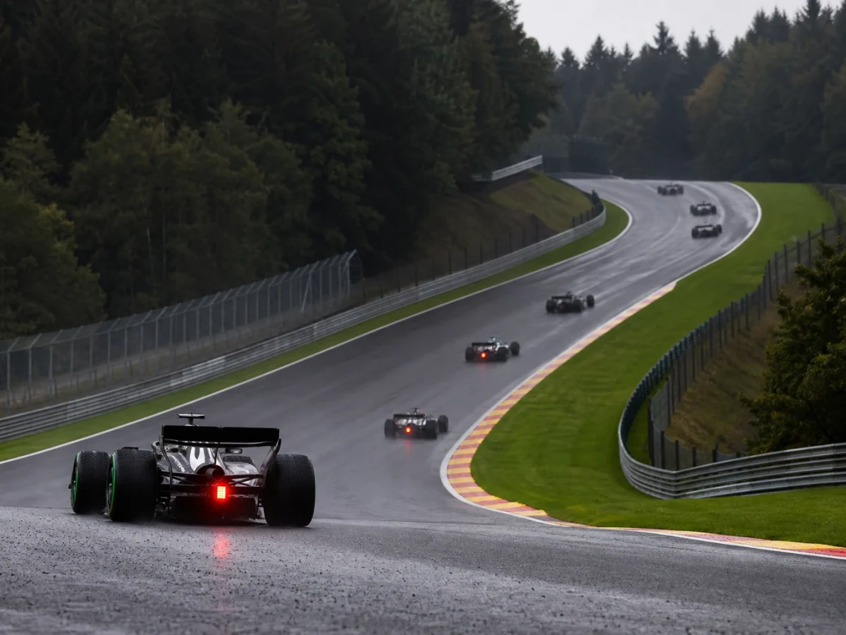 Formel 1-bilar genom Eau Rouge på Circuit de Spa-Francorchamps