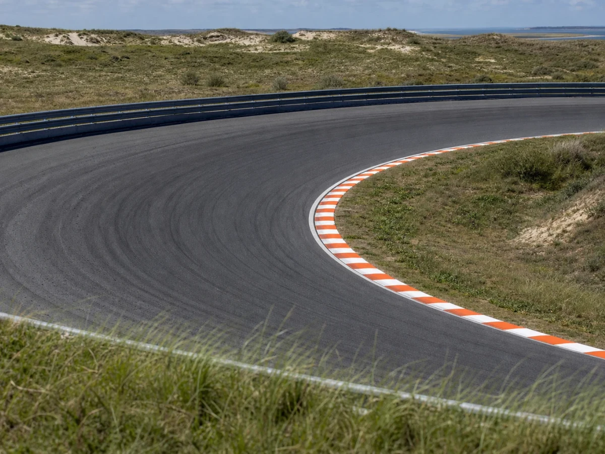 Formel 1-bana med doserad kurva omgiven av sanddyner
